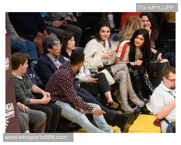 性感网红模特Monica与姐妹团齐聚NBA杯现场引发热议